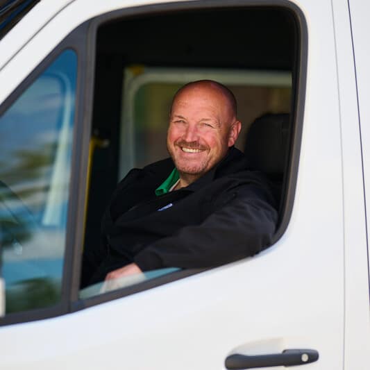 lachende chauffeur